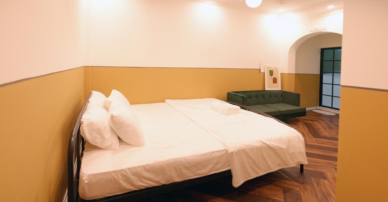 Chloe & Leo Boutique Homestay Hanoi Buitenkant foto