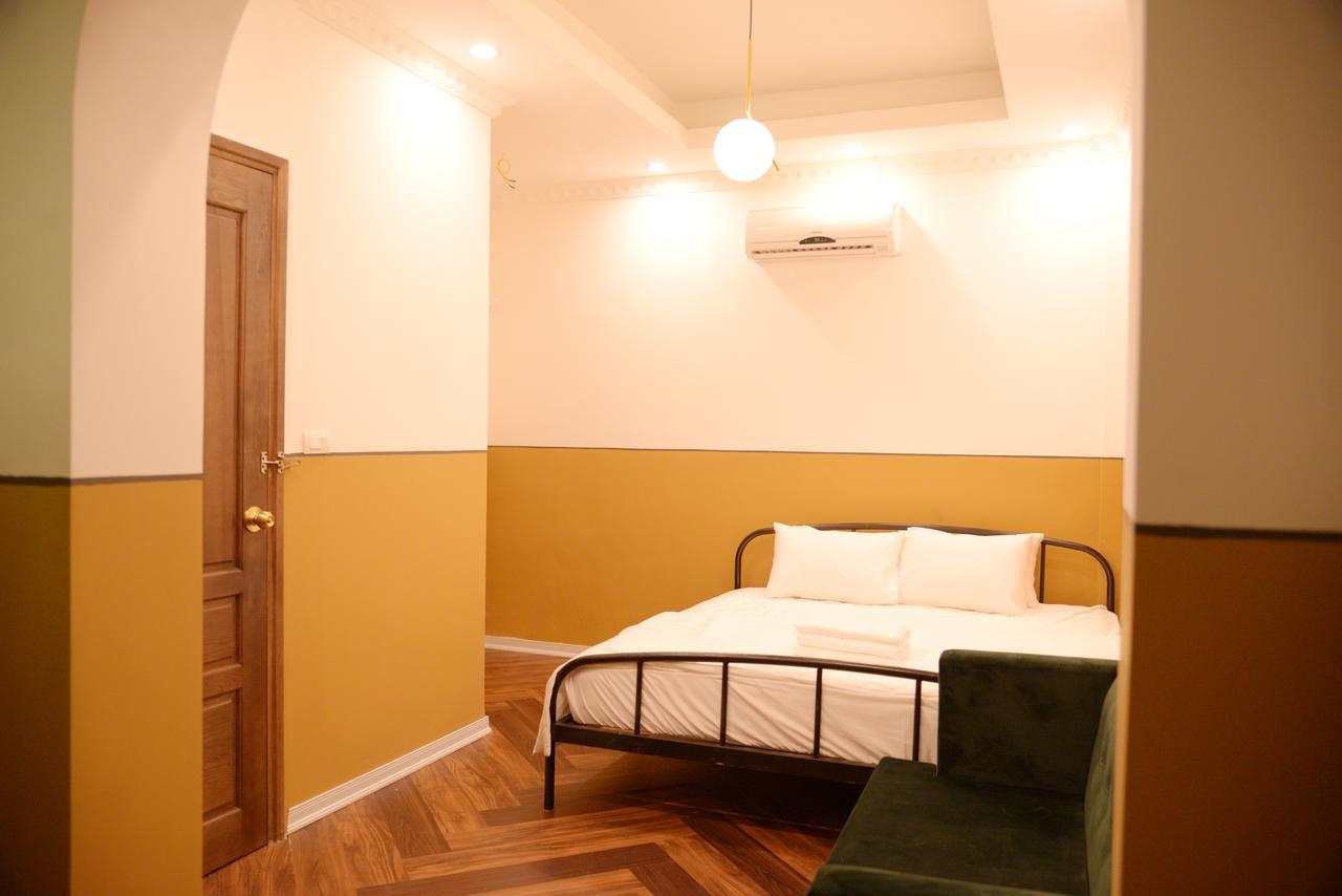 Chloe & Leo Boutique Homestay Hanoi Buitenkant foto